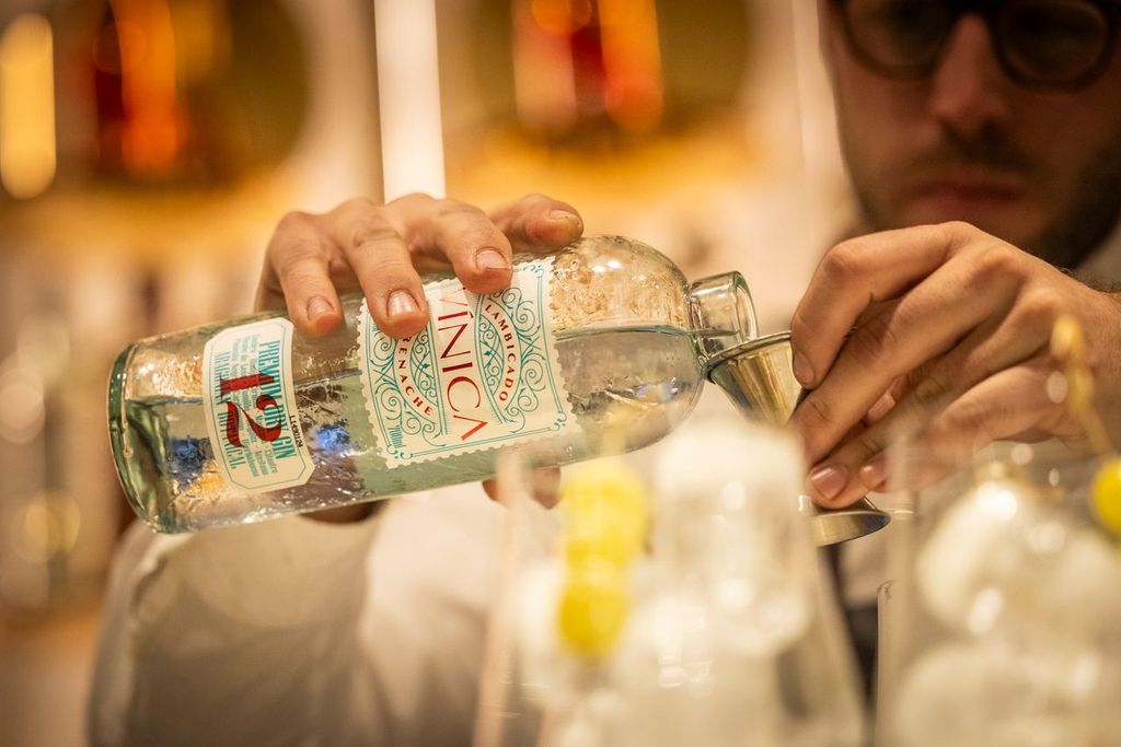 El maestro Jorge Franco preparando un Vintonic de Vínica